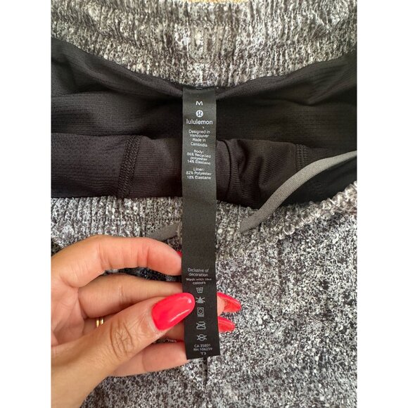 LULUEMON Men's Gray White Patterned Shorts Size Medium - Picture 5 of 9